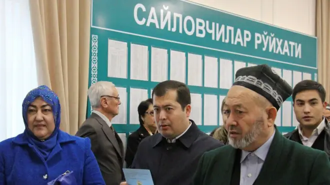 رای دهندگان در ازبکستان درپای صندوقهای رای