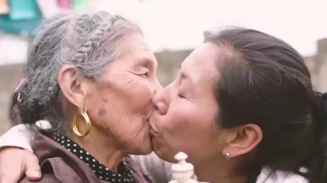 જાહેરમાં કિસને અસામાન્ય માનવા છે ત્યારે ચીનનું ગામડું કિસ અંગેની પરંપરાગત માન્યતા તોડે છે.