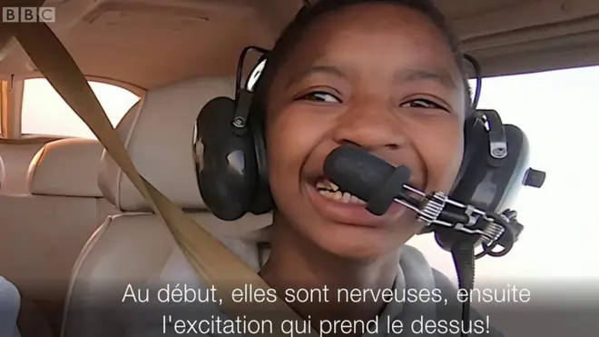 Des jeunes filles, pilotes de l'air en Afrique du sud