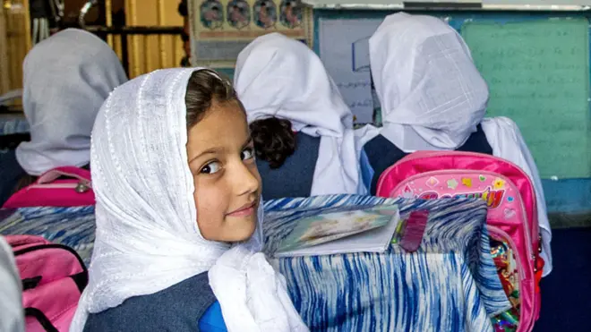 Abahungu n'abakobwa mu ishuri rimwe mu ishuri ryigenga rya Ariana Kabul Private School i Kabul muri 2019.