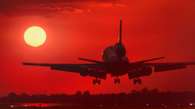 літак заходить на посадку