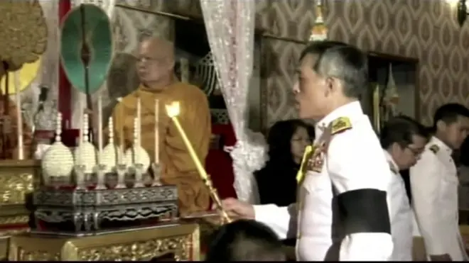 مقام های دولتی این کشور می گویند «ماها واچیرا لونگ-کورن»، پادشاه جدید تایلند، خواسته، مراسم تاجگذاری اش، حداقل برای یک سال به تعویق بیفتد.