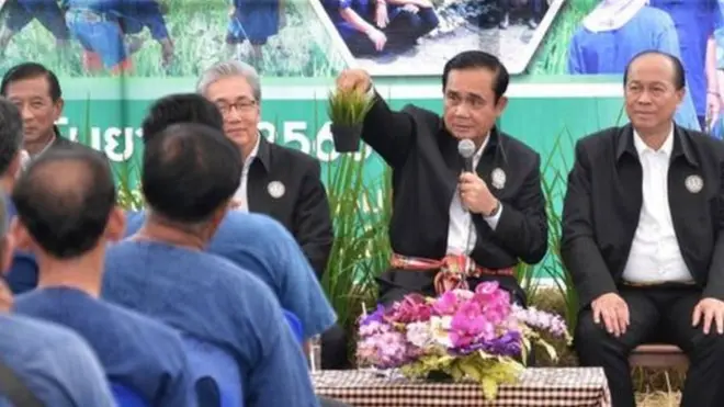 นายกฯ พบเกษตรกรและประชาชนชาวสุพรรณบุรี โดยมีอดีต ส.ส.พรรคชาติไทยพัฒนา ร่วมพูดคุยด้วย เมื่อ 18 ก.ย. 2560