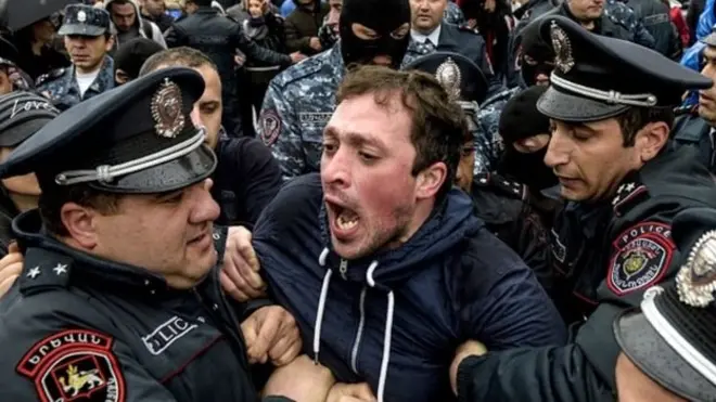 Ermənistanda etiraz nümayişləri vaxtı kütləvi həbslər baş verib