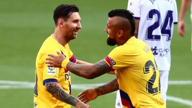 فيدال يعتبر زميله في برشلونة ميسي لاعبا من كوكب آخر