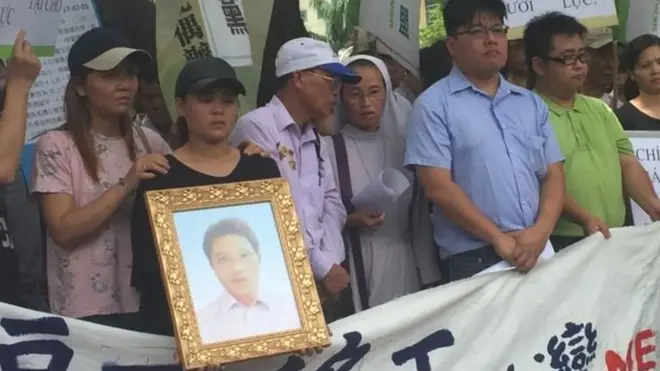 Ayah dan saudara perempuan Nguyen Quoc Phi ikut dalam unjuk rasa untuk meminta jawaban pemerintah atas kematiannya.