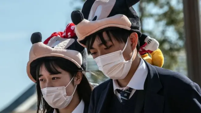 Dua pelajar di Tokyo, Jepang, mengenakan masker di tengah menyebarnya wabah virus corona, 28 Februari 2020.