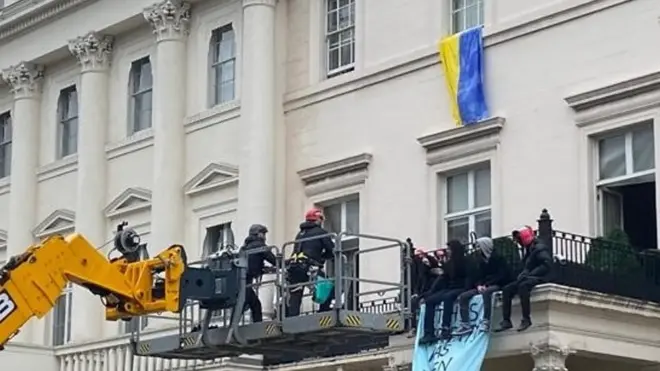 Как полиция пытается выгнать активистов из особняка Дерипаски