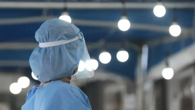 이틀 연속 코로나 신규 확진자 2000명대를 기록한 29일 서울역 임시선별진료소에서 의료진이 시민들을 안내하고 있다