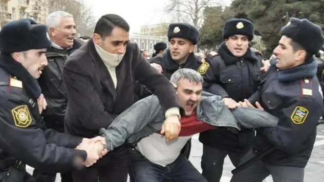 В 2011 году журналистиа Афгана Мухтарлы задержали в Баку