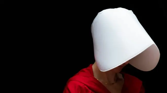 El cuento de la criada plantea un futuro distópico donde existe un problema global de infertilidad.