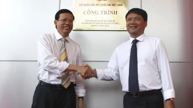 Ông Phùng Đình Thực (trái) và ông Đinh La Thăng tại sự kiện khánh thành tòa nhà Viện Dầu khí Việt Nam hồi tháng 7/2010