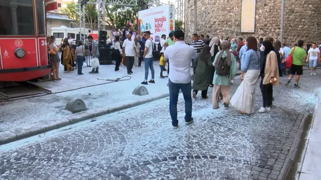 Galata Kulesi altında bir kişi kendini ateşe vererek intihar girişiminde bulundu. Kendini ateşe veren gence esnaf yangın tüpleriyle müdahale etti.