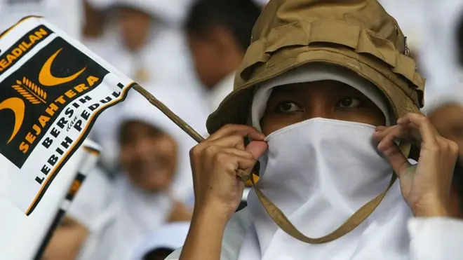 Kader PKS di sebuah acara yang melibatkan massa pendukungnya di Gelora Bung Karno, 30 Maret 2004.