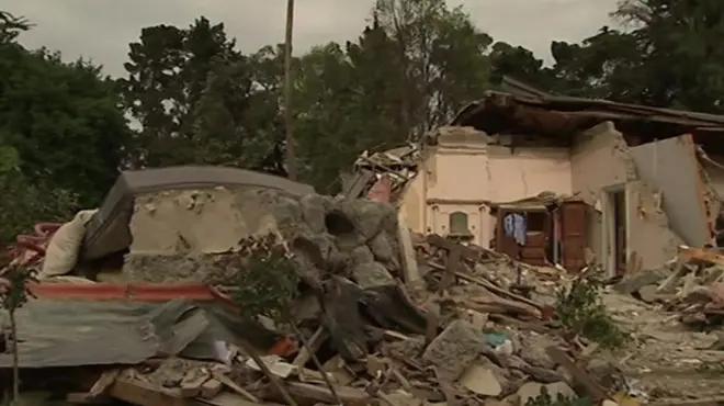 ငလျင်ဒဏ်ကြောင့် အပျက်အစီး ကြီးမားပြီး လူ ၂ ဦးလည်း သေဆုံး ခဲ့ရပါတယ်။