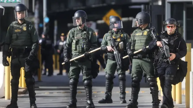 ABD-Meksika arasındaki San Ysidro sınır kapısındaki ABD sınır koruma güçleri