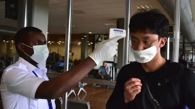 Man wey dey check pesin temperature