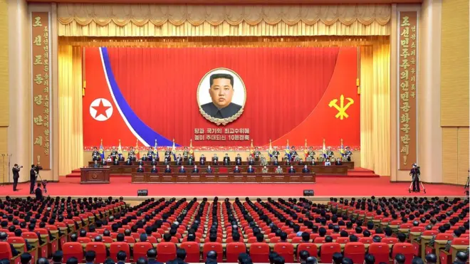 북한은 10일 김정은 국무위원장의 공식 집권 10주년을 기념하는 중앙보고대회를 개최했다