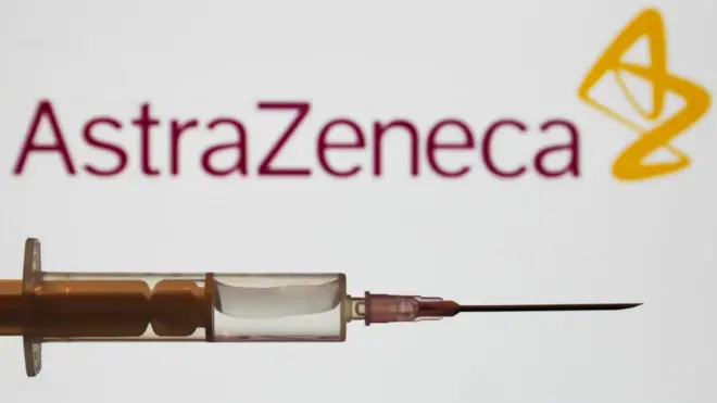 AstraZeneca anunció el martes una "pausa" en los ensayos clínicos de su vacuna contra el coronavirus.