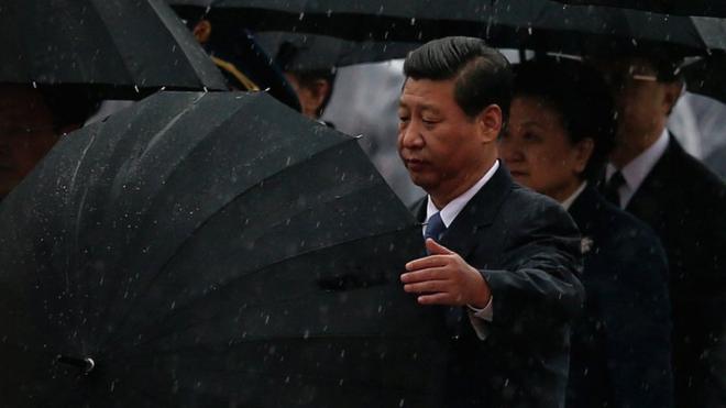 Chinese President Xi Jinping (Left) opens his umbrella, 2013