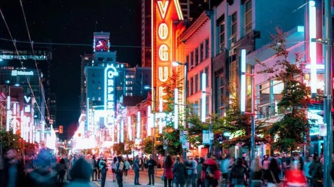 加拿大溫哥華是個早期的霓虹燈之都，平均每18個人就有一個霓虹燈招牌。