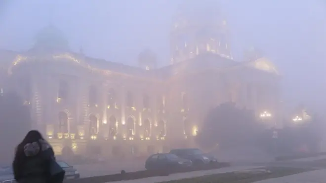 Sećate se smoga od prošle zime? Prema izveštaju Agencije za zaštitu životne sredine (2018), skoro 60 odsto emisija štetnih P10 čestica potiče je iz toplana snage manje od 50 megavata koje sagorevaju ugalj i individualnih ložišta
