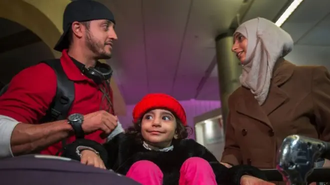 Los yemeníes Saleh Alambri, Samar Alwahiri y su hija Laila Alambri pudieron llegar a EE.UU. tras permanecer varados en Yibuti por la orden presidencial.