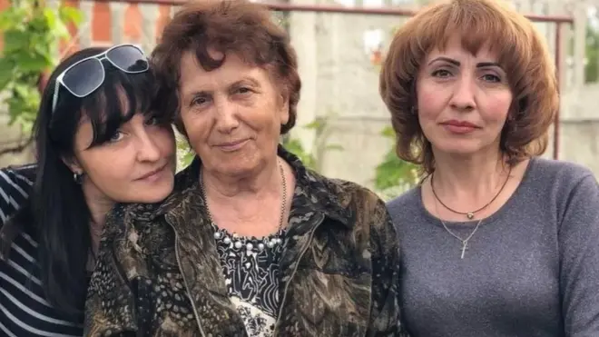 أولغا (إلى اليسار) مع والدتها وأختها اللتين لم يعرف مصير جثتيهما