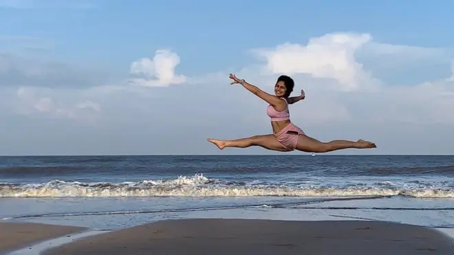 ناتاشا ترى أن اليوغا ساعدتها على التعامل مع المواقف التي تسبب التوتر