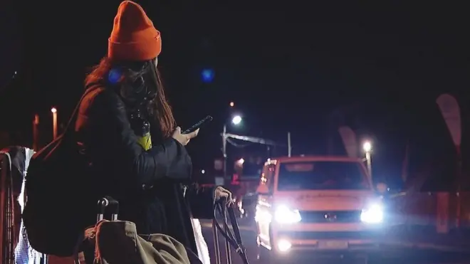 అపరిచిత వ్యక్తులు శరణార్ధులను బెదిరించే ప్రయత్నం చేస్తున్నారు