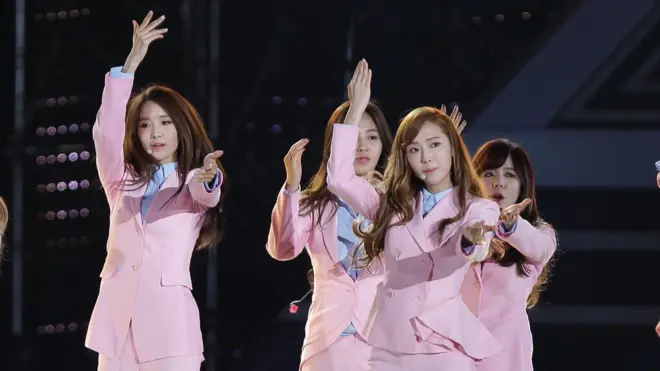 Grup K-Pop SNSD atau Girl's Generation saat manggung di Seoul pada 2014.