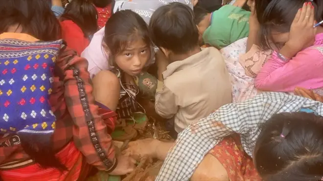 공습을 피하고 있는 어린이들