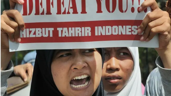 Simpatisan Hizbut Tahrir Indonesia menggelar demonstrasi di Jakarta, beberapa waktu lalu.