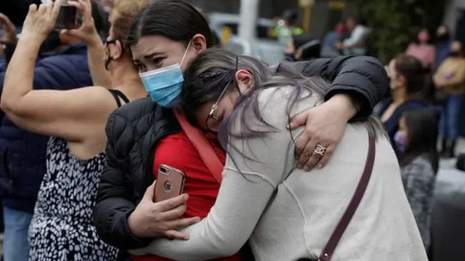 Una madre llora en la ceremonia en recuerdo de los niños fallecidos en una escuela en el terremoto de 2017.