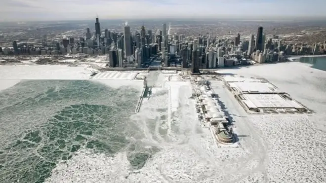 Xeebta Chicago ayuu baraf daboolay