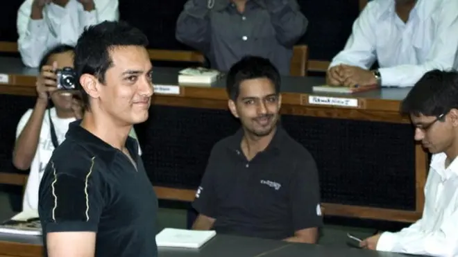ઇન્ડિયન ઇન્સ્ટિટ્યૂટ ઓફ મેનેજમેન્ટમાં વિદ્યાર્થીઓ સાથે આમિર ખાન
