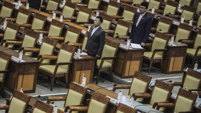 Akademisi yang terjun ke badan legislatif berada antara independensi sebagai ilmuwan dan kepentingan politik.