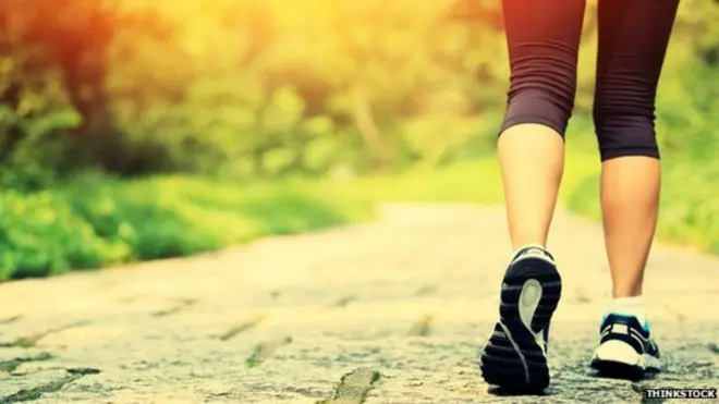 మార్నింగ్ వాక్ చేస్తున్న మహిళ