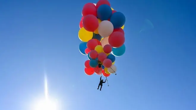 مغامر يطار آلاف الأمتار باستخدام بالونات هيليوم