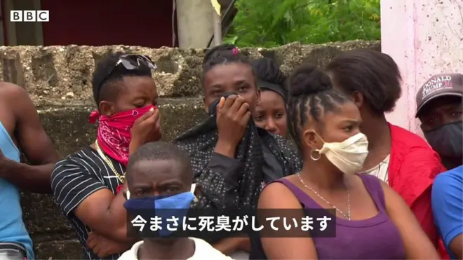 ハイチ・レカイの捜索現場に集まった人々