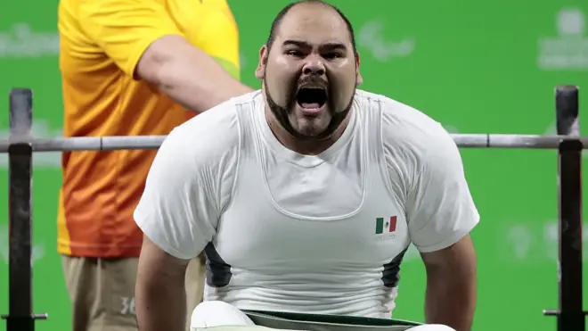José de Jesús Castillo celebra su medalla de bronce