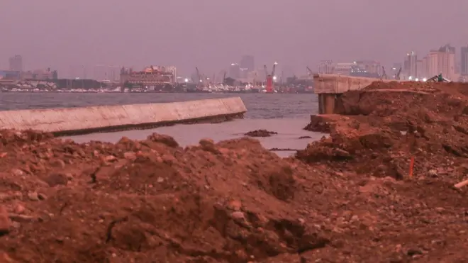 Suasana tanggul National Capital Integrated Coastal Deveploment (NCICD) Muara Baru yang jebol di Jakarta, Rabu (4/12/2019). Tanggul yang berfungsi untuk membendung air laut agar tidak sampai ke rumah warga tersebut jebol pada Selasa (3/12), dan sampai saat ini belum diketahui penyebabnya.