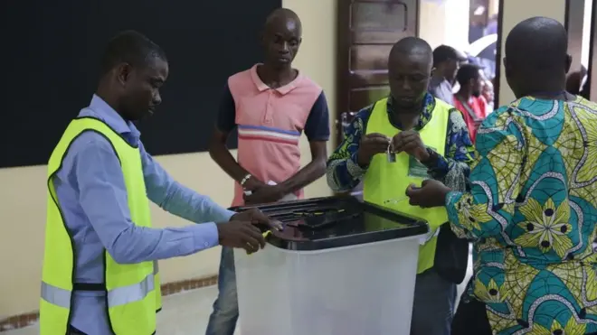 Les observateurs dans un bureau de vote au Gabon