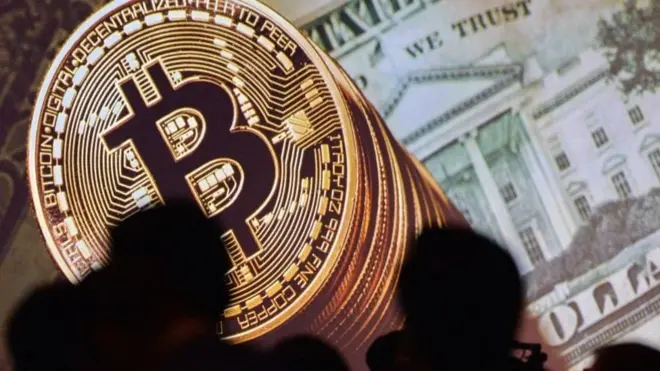 قيمة بيتكوين تراجعت ثم ارتفعت مرة أخرى وهناك مخاوف من انقسامها إلى عملتين