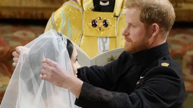Harry levanta el velo de Meghan.