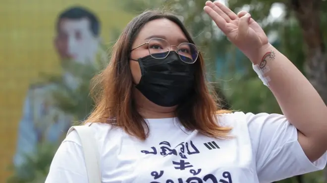 น.ส. ปนัสยา สิทธิจิรวัฒนกุล หรือ รุ้ง แกนนำกลุ่ม "ราษฎร"