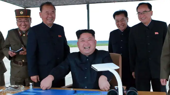 Kim Jong Un ve askeri liderler