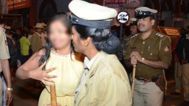 Шанба куни ўтган тантаналарда кўплаб аёлларга тегажоқлик қилинган