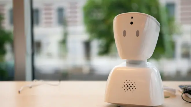 Dey design di AV1 robot to help represent pickin wey no fit atttend class.