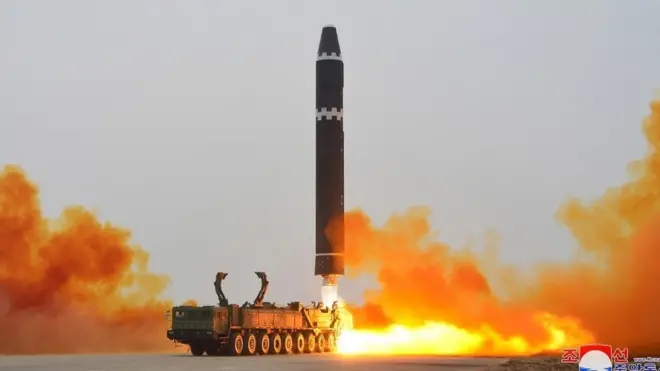 19일 조선중앙통신이 어제 오후 대륙간탄도미사일 '화성-15형'을 발사했다며 공개한 사진